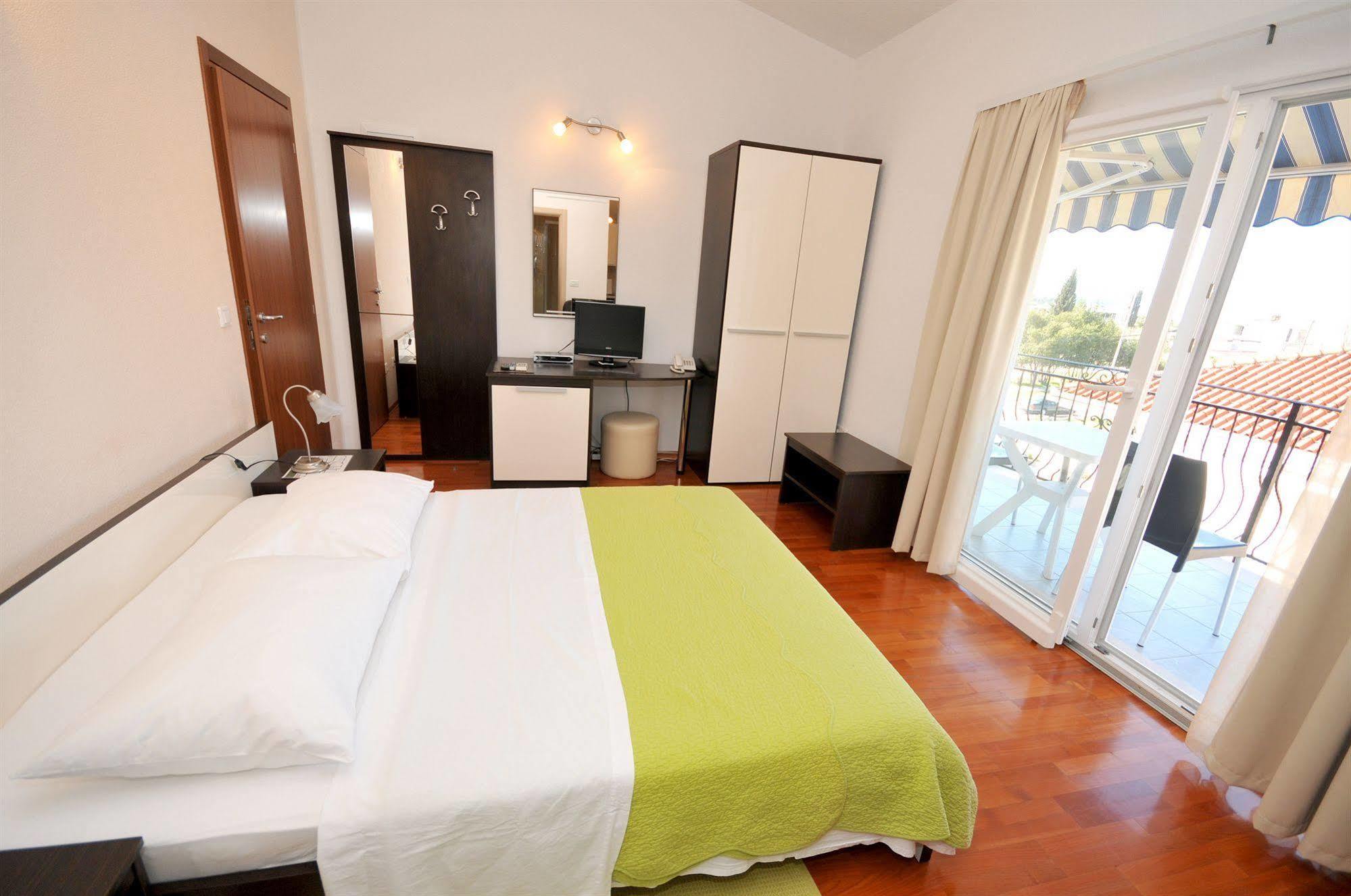 Apartments & Rooms Villa Maslina Trogir Exterior photo