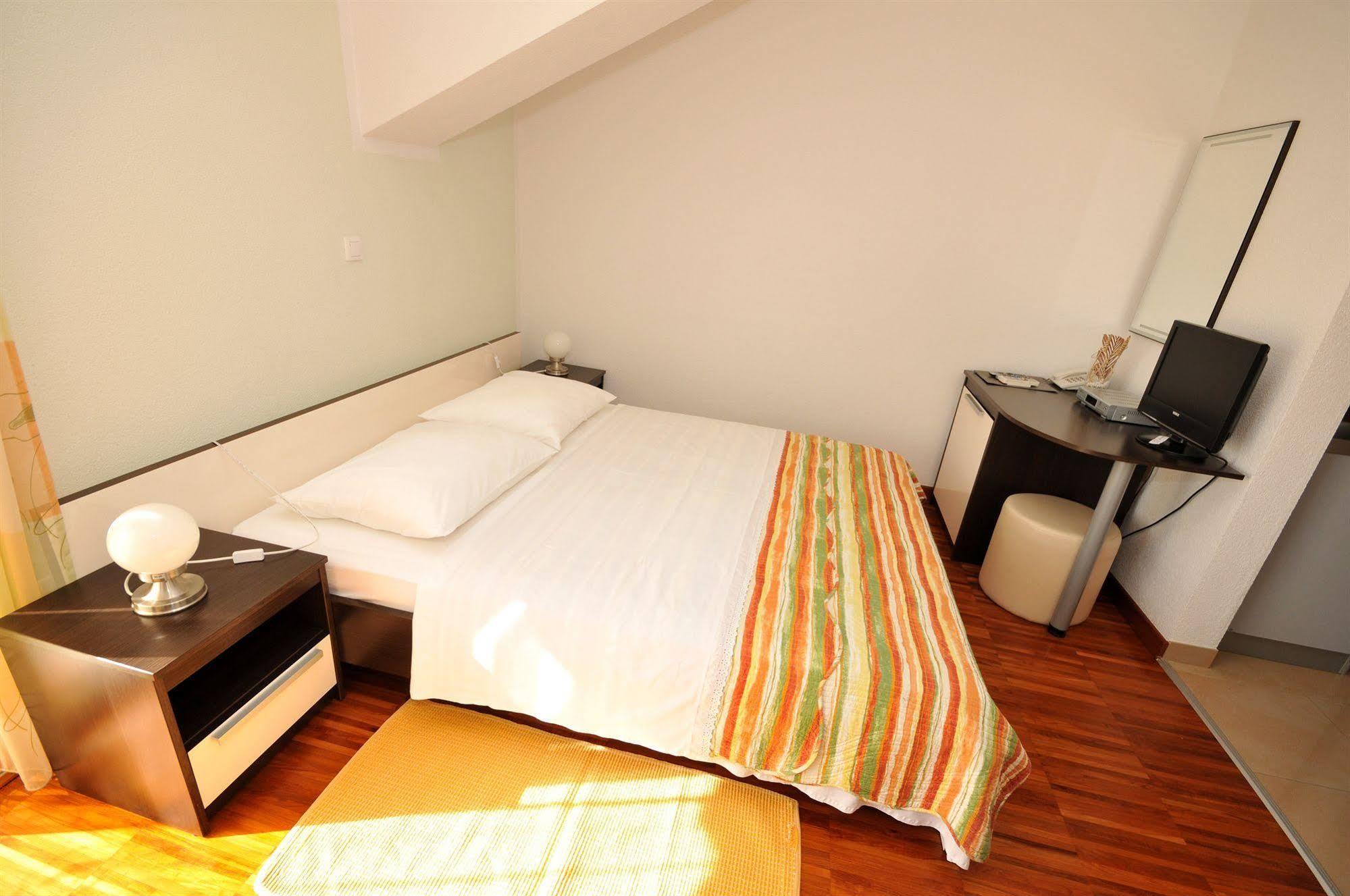 Apartments & Rooms Villa Maslina Trogir Exterior photo